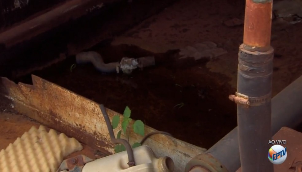 Água parada em uma caçamba de caminhão no terreno em Santo Antônio de Posse (Foto: EPTV)