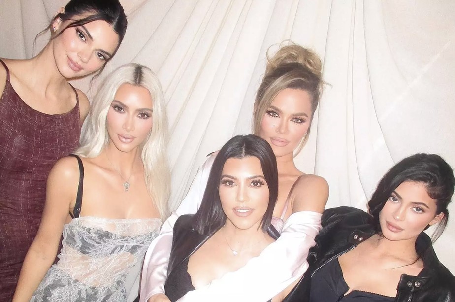 Kim Kardashian ao lado de suas irmãs, Kendall e Kylie Jenner, Khloé e Kourtney Kardashian