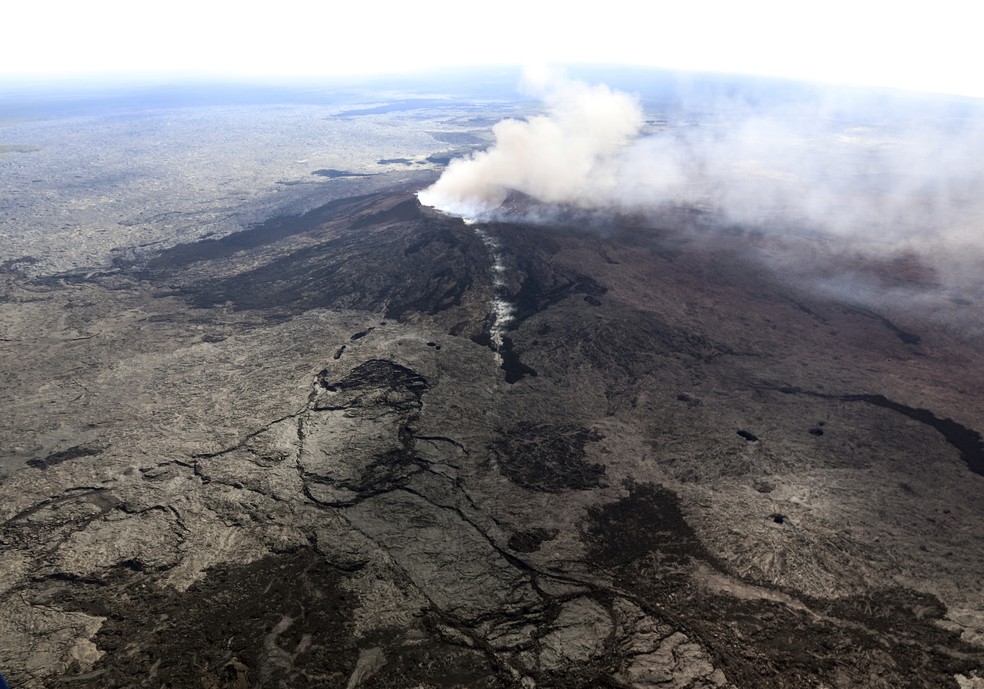 Cinzas do vulcão Kilauea, no Havaí, são vistas na quinta-feira (3) (Foto: U.S. Geological Survey via AP)