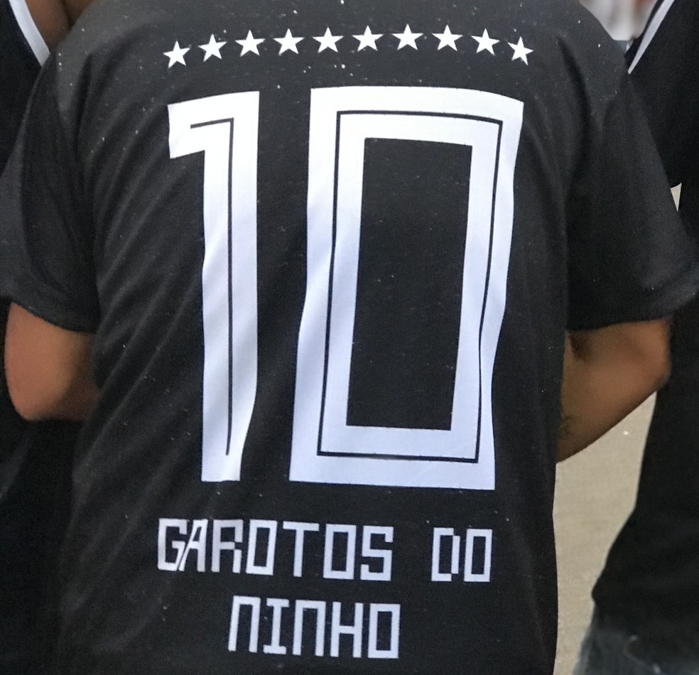 A camisa 10 de Zico agora também é a camisa 10 dos Garotos do Ninho — Foto: Cahê Mota / GloboEsporte.com