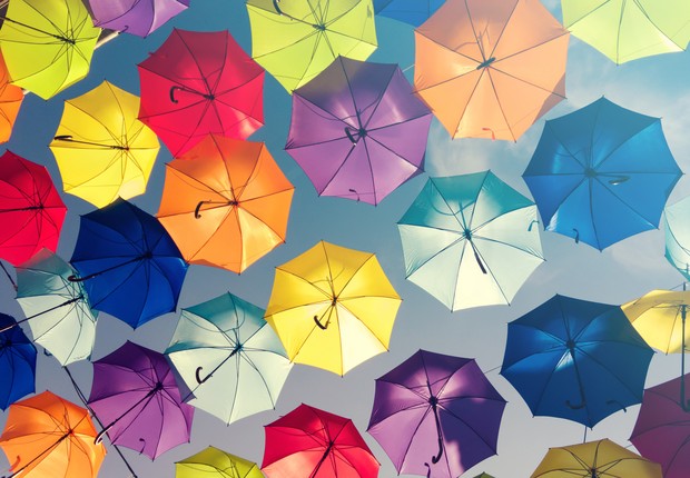 Guarda-chuvas coloridos no céu (Foto: Thinkstock)