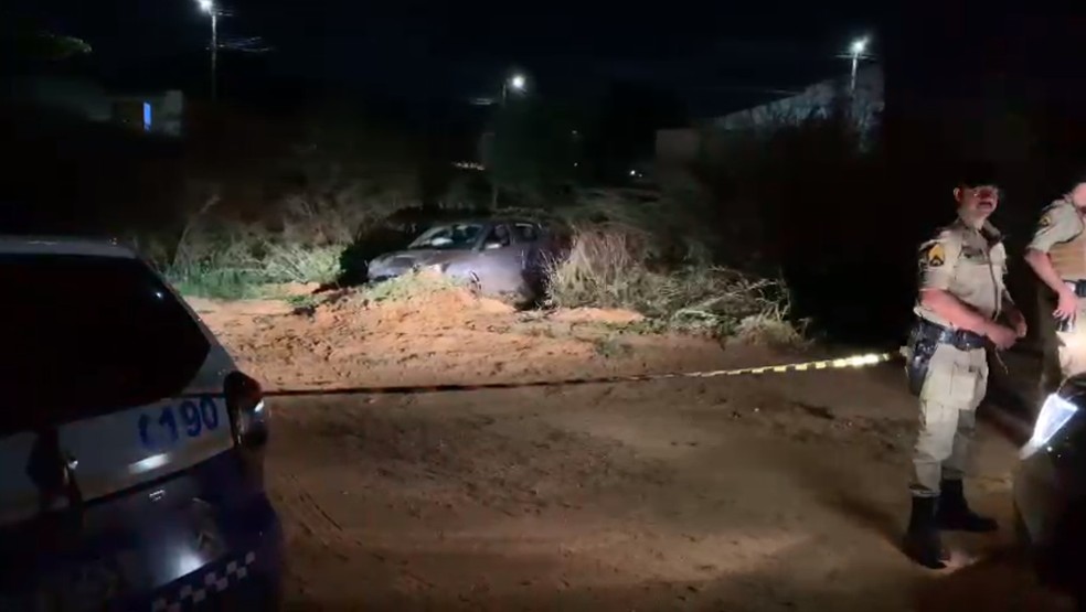 Dois homens foram mortos dentro de carro na região sul de Palmas — Foto: Lucas Lobo/TV Anhanguera