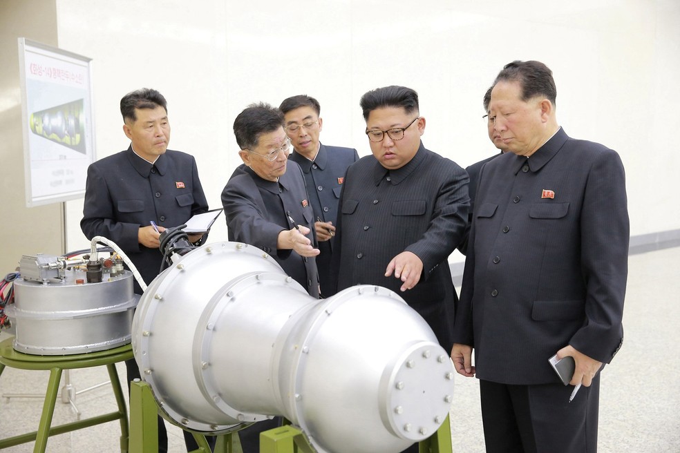 Kim Jong-Un inspeciona suposta bomba de hidrogênio em foto divulgada no sábado (2)  (Foto: KCNA via REUTERS)