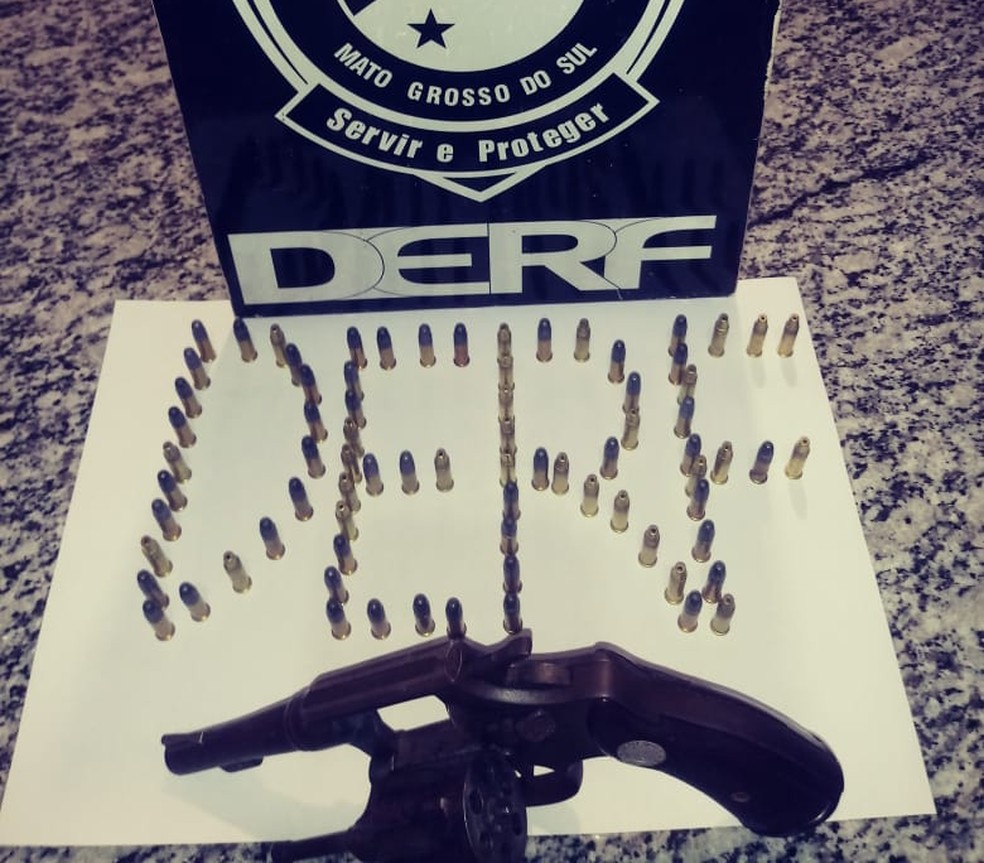 Revólver que foi apreendido durante as buscas  — Foto: Polícia Civil/Reprodução