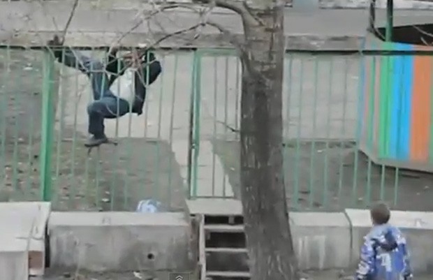 Bêbado passou vergonha ao se esforçar para pular com passagem lateral (Foto: Reprodução/YouTube/Roman Prag)