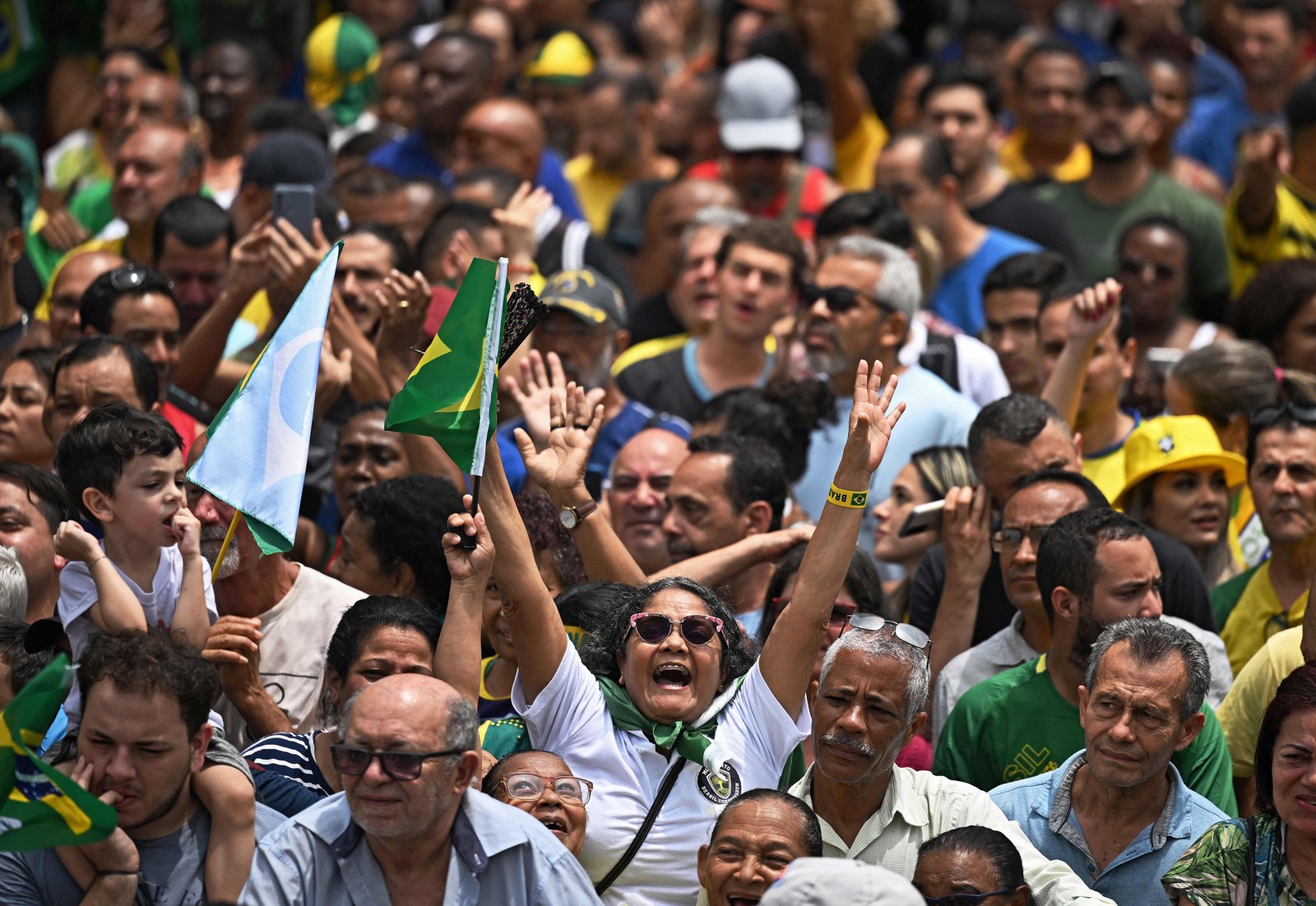 Apoiadores de Bolsonaro durante comício em Duque de Caxias — Foto: Carl de Souza / AFP