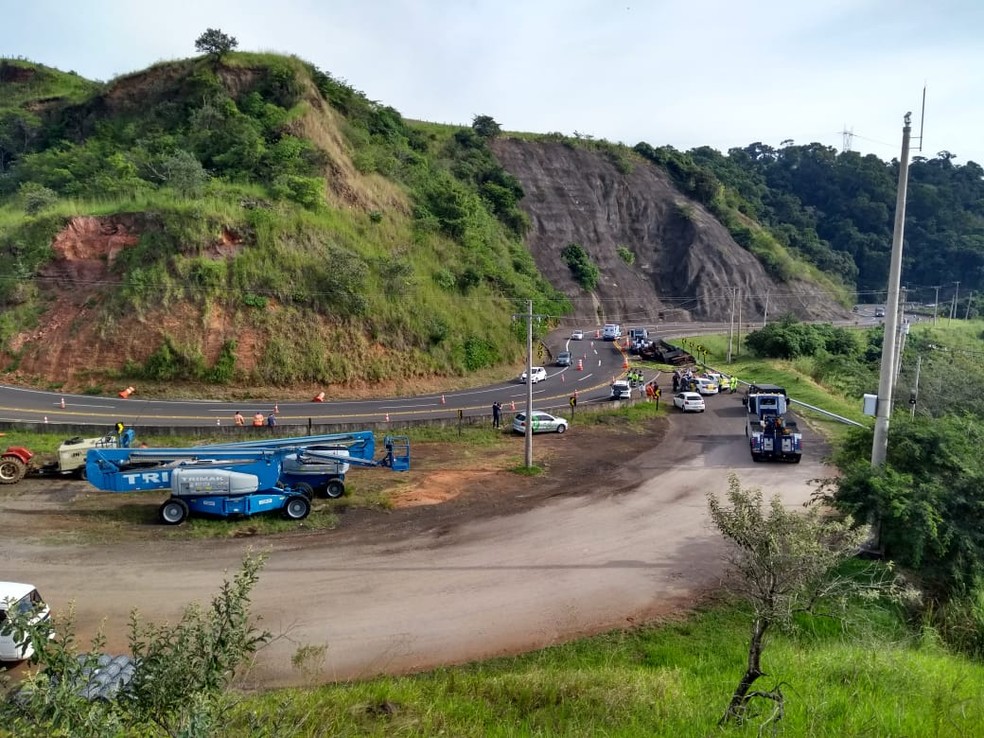 Motorista contou aos policiais rodoviários que perdeu o controle da direção na descida da serra de Botucatu (SP) — Foto: Murilo Rincon/ TV TEM