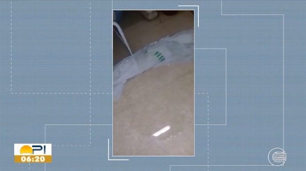 Água de esgoto invadiu o Hospital Infantil Lucídio Portela — Foto: Reprodução/TV Clube