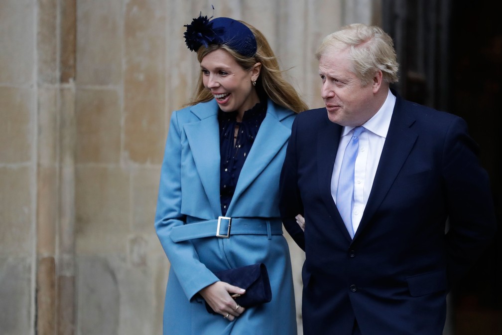 Primeiro-ministro britânico, Boris Johnson, e sua companheira, Carrie Symonds, chegam para cerimônia na Abadia de Westminster, em Londres, em 9 de março  — Foto: Kirsty Wigglesworth/AP