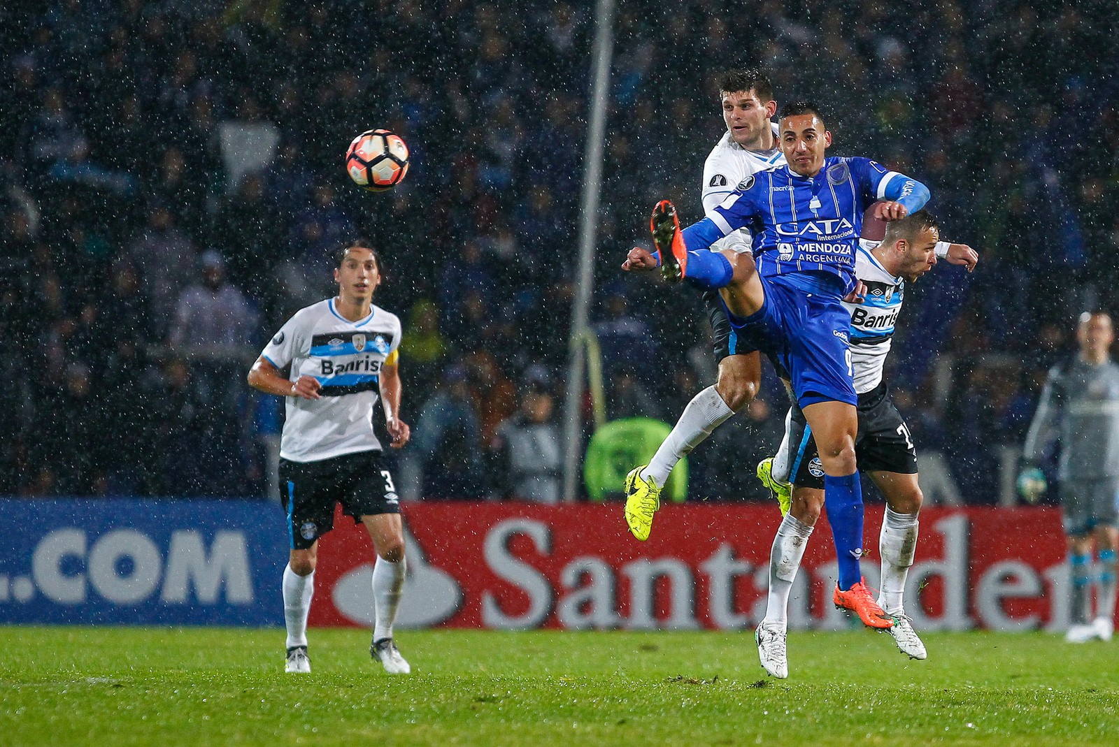 Grêmio supera jogo pegado, se adapta a estilo argentino e põe defesa a trabalhar
