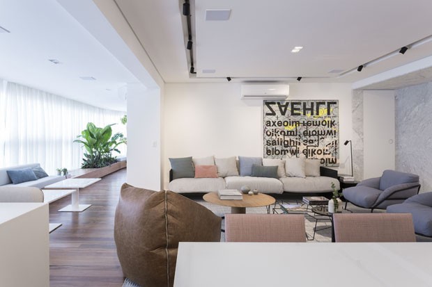 Decoração com cores neutras atualiza apartamento de 230 m² em SP (Foto: Divulgação)