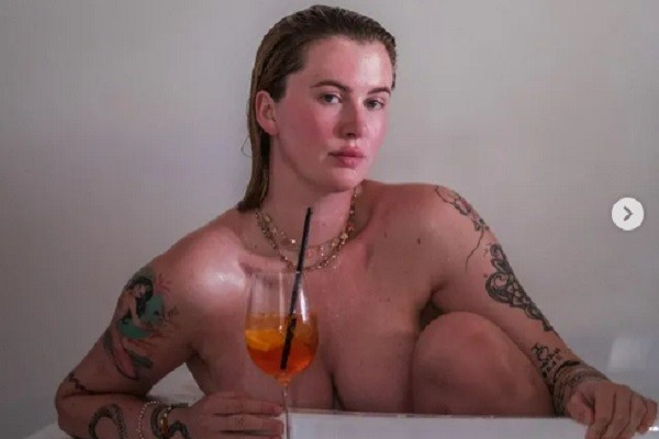 A modelo Ireland Baldwin nua em uma banheira (Foto: Instagram)