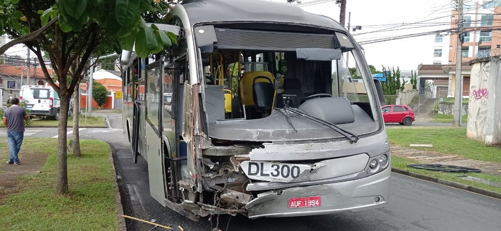 Ônibus se envolveu em acidente no bairro Mercês — Foto: Jorge Melo/RPC
