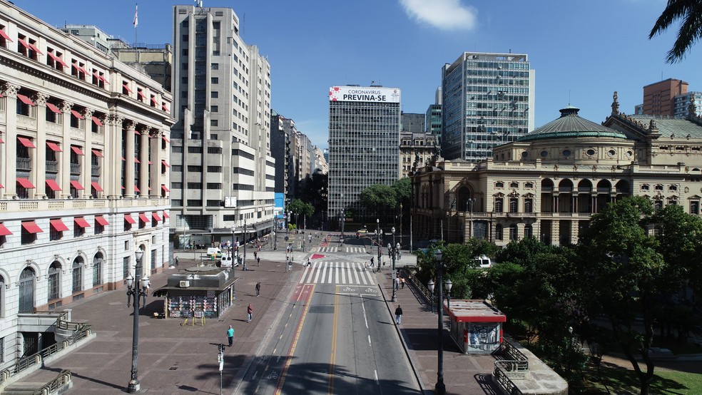 Viaduto do Chá vazio na manhã de sexta-feira (27) durante a quarentena do coronavírus em SP — Foto: Giaccomo Voccio/G1