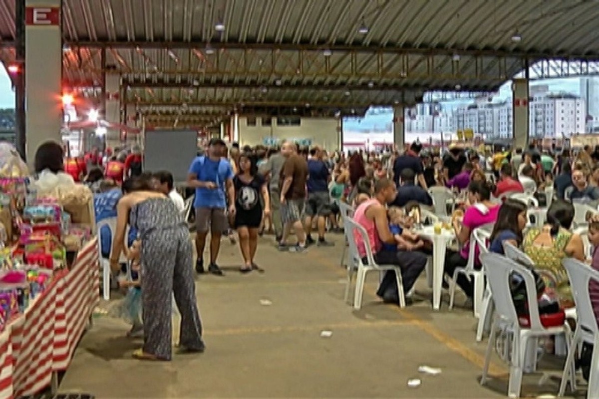 Bateria da Estação Primeira de Brás Cubas anima feira noturna de Mogi