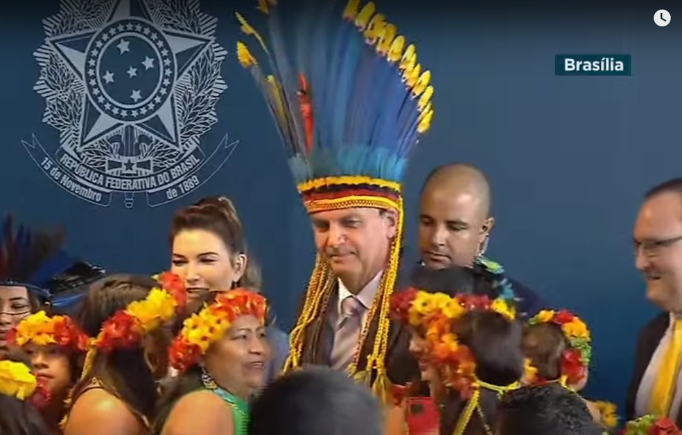O presidente Jair Bolsonaro vestiu um cocar para receber, em evento no Ministério da Justiça, a medalha do mérito indigenista — Foto: Reprodução/ TV Brasil