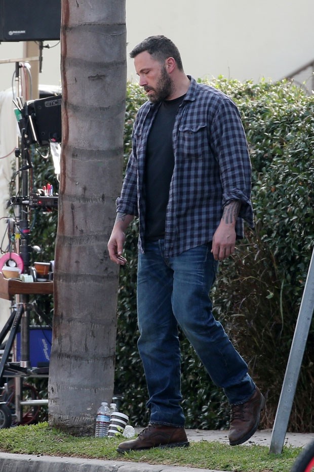 *EXCLUSIVE* Los Angeles, CA  - **WEB MUST CALL FOR PRICING** A newly sober Ben Affleck is happy to get back to work as he films scenes for the drama 'Torrance.' Affleck, who just completed a stint in rehab, is also listed as a producer on this project. Be (Foto: Clint Brewer / BACKGRID)