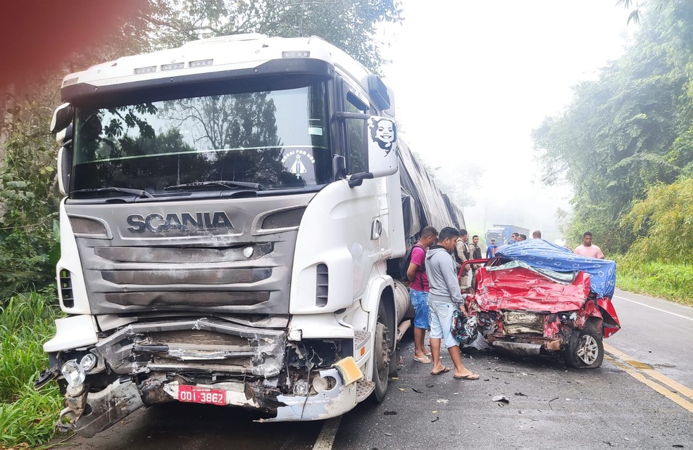 Acidente entre caminhão e carro de passeio deixa dois mortos na BR-101, no sul da Bahia — Foto: Redes sociais