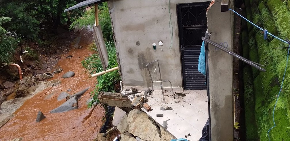 Casa condenada no bairro Havaí por causa da força da água — Foto: Nilson Aparecido/Arquivo pessoal