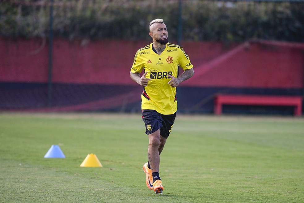 Vidal ainda faz trabalhos individuais para condicionamento f&iacute;sico &mdash; Foto: Marcelo Cortes / Flamengo