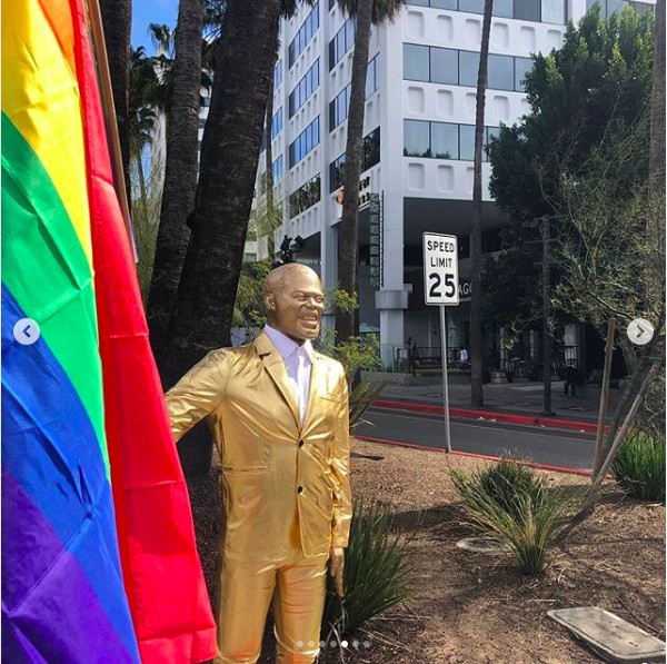 A estátua crítica aos comentários homofóbicos do ator Kevin Hart (Foto: Instagram)