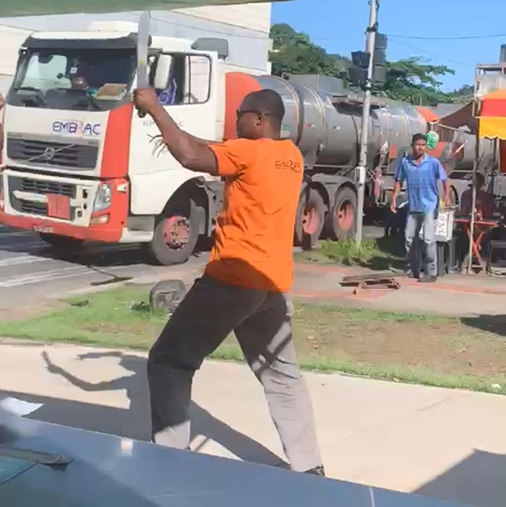 Homem foi preso depois de ferir outro durante confusão no trânsito em Cariacica — Foto: Reprodução/TV Gazeta