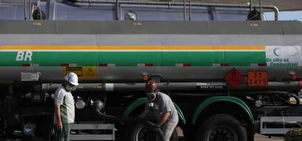Caminhão abastece posto de combustível em Porto Alegre - frete - gasolina - posto - diesel  (Foto: Diego Vara/Reuters)