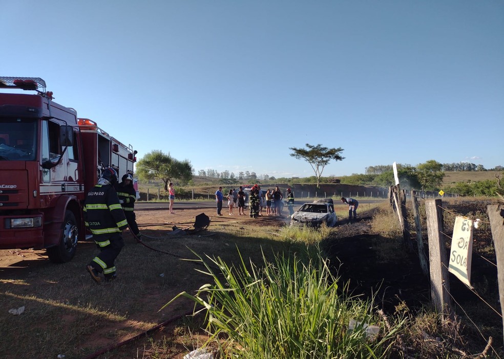 Fogo destruiu carro em Álvares Machado (SP) neste sábado (25) — Foto: Amanda Simões/TV Fronteira