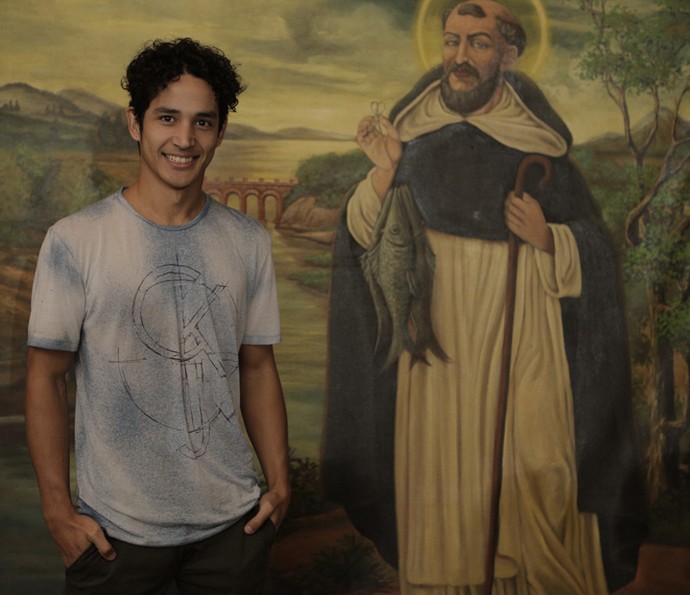 Diyo Coêlho, que viveu Bento na primeira fase da novela, posa ao lado da imagem de São Francisco (Foto: Inácio Moraes/ Gshow)