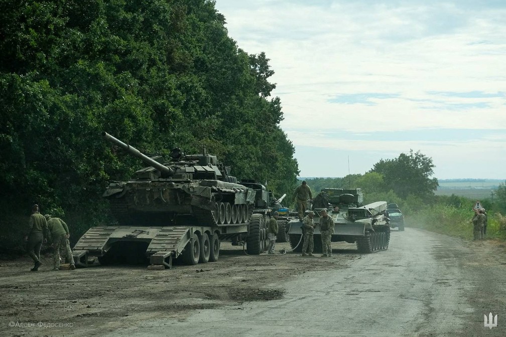 Militares ucranianos se preparam para transportar um tanque russo capturado durante uma operação de contraofensiva — Foto: Press service of the Commander-in-Chief of the Armed Forces of Ukraine/Handout via REUTERS