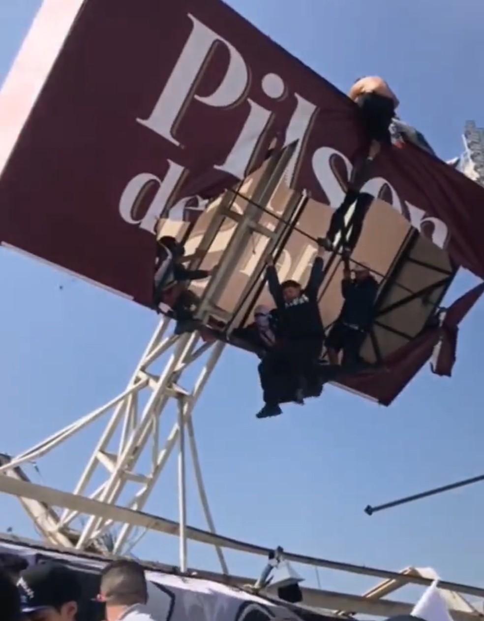 Imagem mostra torcedores em cima de outdoor que despencou durante evento em estádio no Chile — Foto: Reprodução/Redes Sociais
