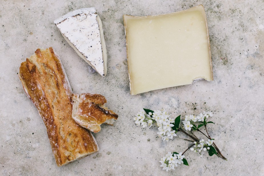 Os queijos são classificados como processados devido à adição de sal e de micro-organismos de fermentação.