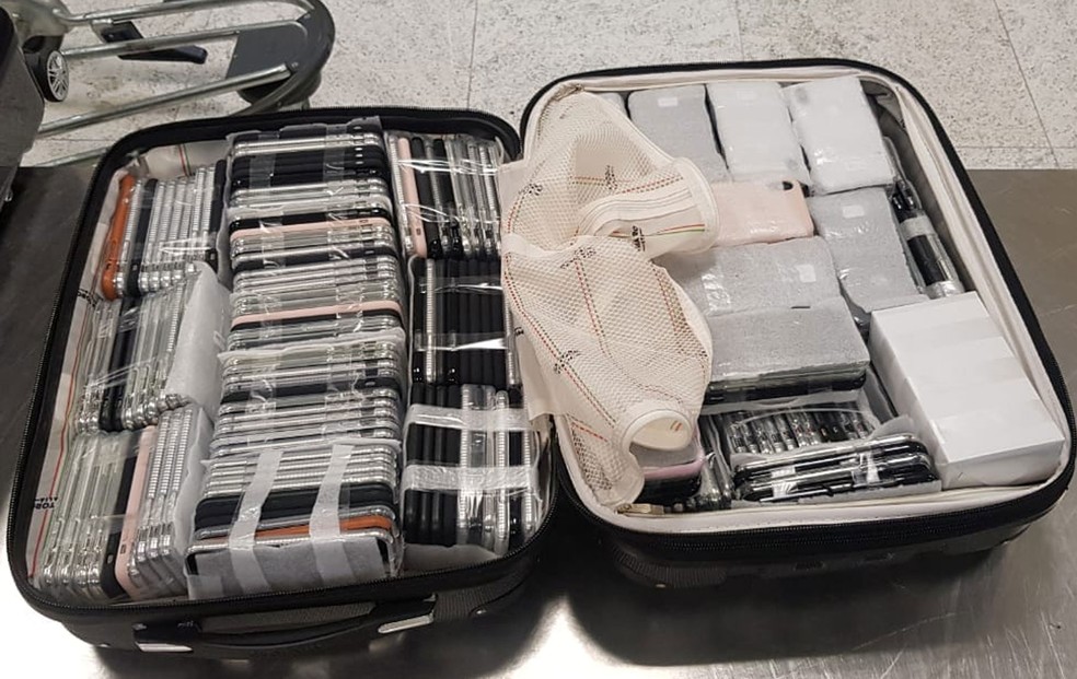 Passageiro Ã© flagrado com 246 iPhones em mala no Aeroporto de Guarulhos (Foto: Receita Federal/DivulgaÃ§Ã£o)