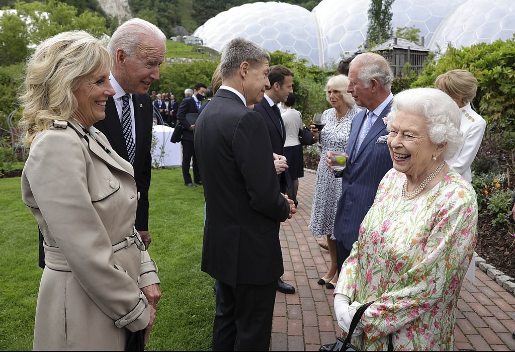 Rainha Elisabeth II conversa com Joe e Jill Biden, presidente e primeira-dama dos Estados Unidos, durante encontro de líderes do G7 (Foto: Wikimedia Commons)