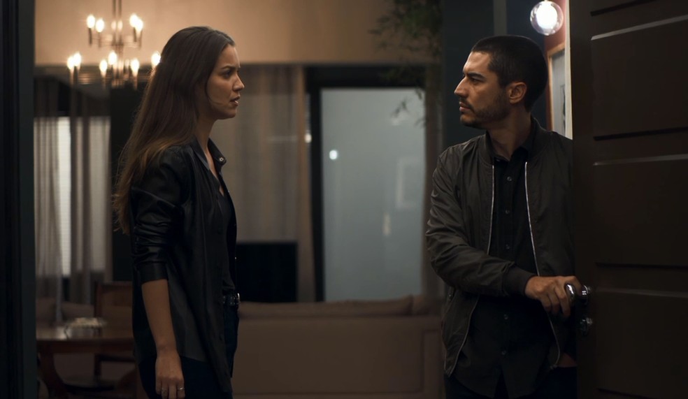Camilo (Lee Taylor) conta para Fabiana (Nathalia Dill) que a noiva mentiu e que vai descobrir o que está acontecendo! — Foto: TV Globo
