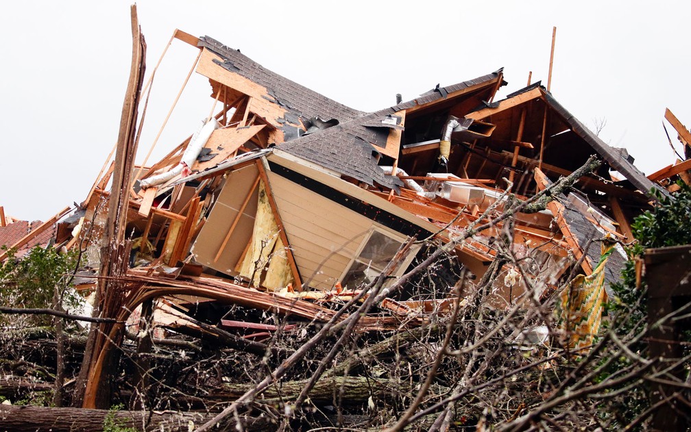 Casa destruída por tornado em Birmingham, Alabama, na quinta-feira (25) — Foto: AP Photo/Butch Dill