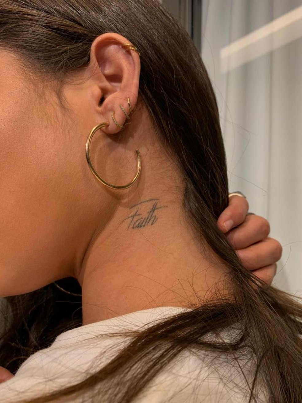 No pescoço, Mari tatuou a palavra fé em inglês — Foto: Arquivo pessoal