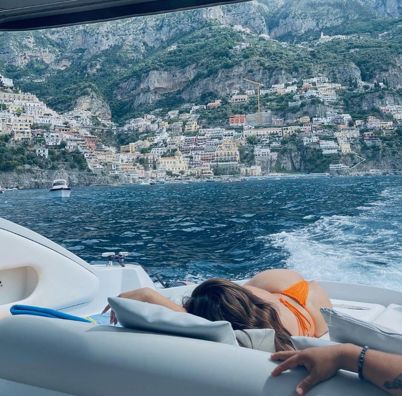 Camila Cabello curte férias na Itália (Foto: Reprodução/Instagram)