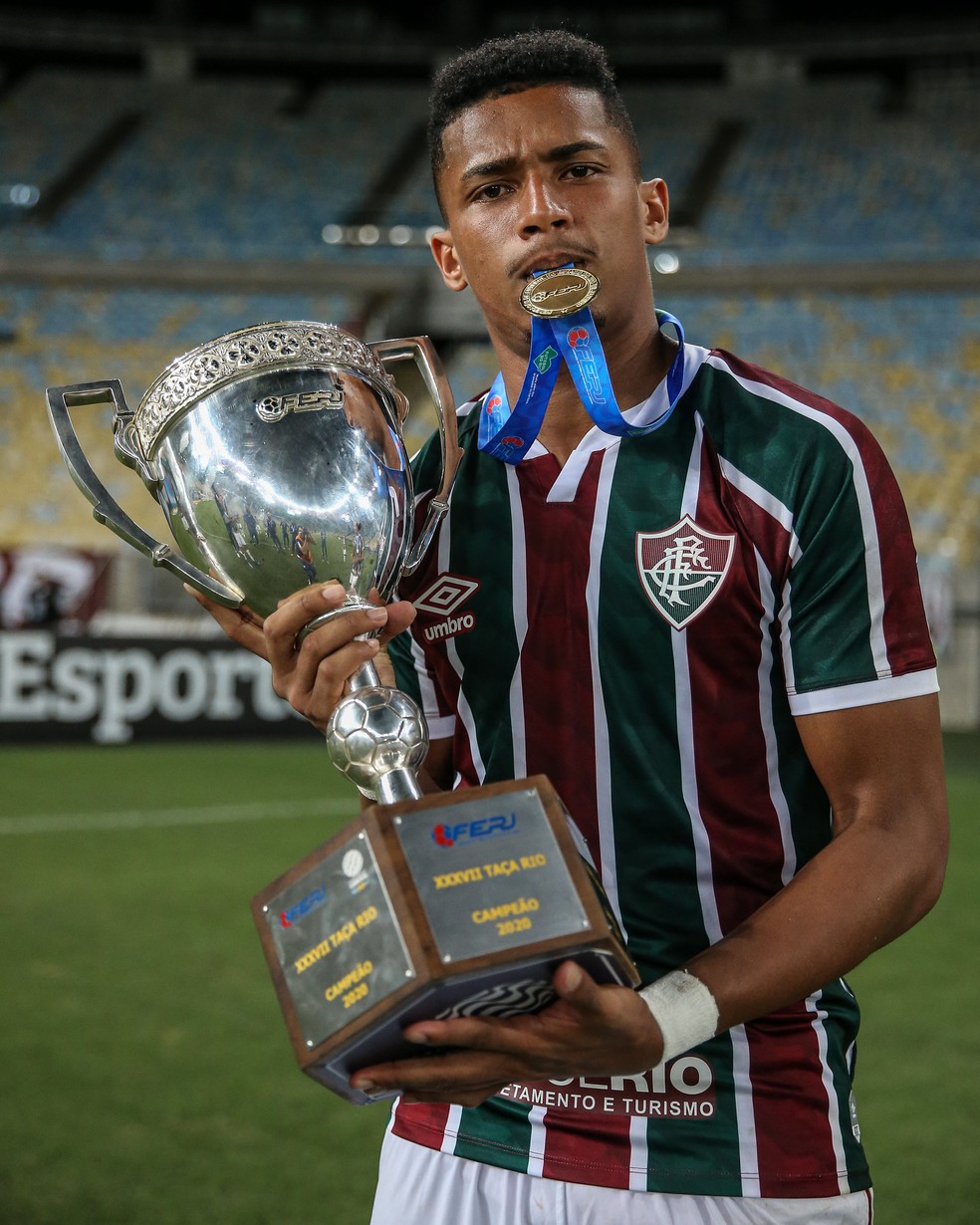 Marcos Paulo celebra 1ª taça pelo Fluminense e promete empenho para finais: 