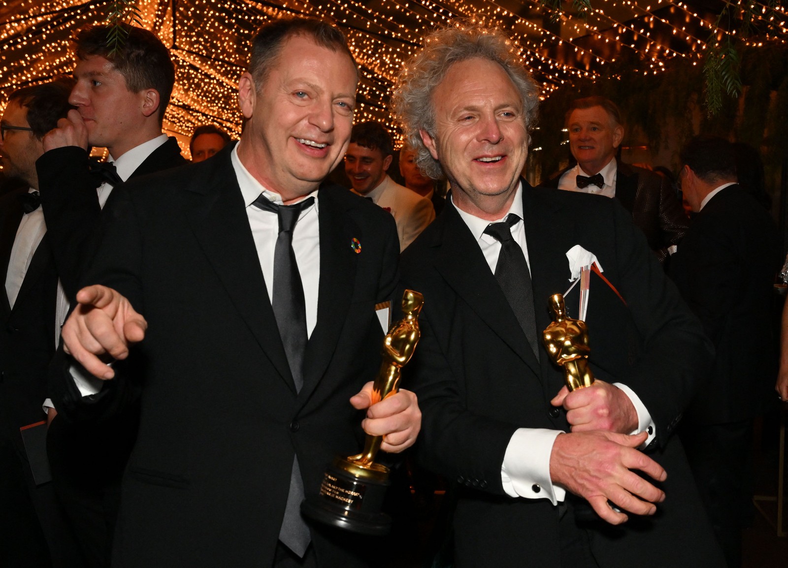 O artista britânico Charlie Mackesy  e o produtor Matthew Freud, vencedores do Oscar de Melhor Curta-Metragem de Animação por "The Boy, the Mole, the Fox and the Horse" — Foto: ANGELA WEISS / AFP