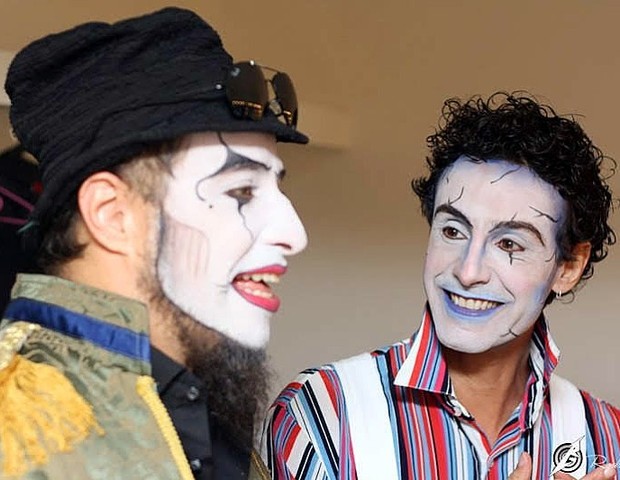 Fernando Anitelli e Ivan Parente caracterizados para apresentação de O Teatro Mágico (Foto: Reprodução/Instagram)