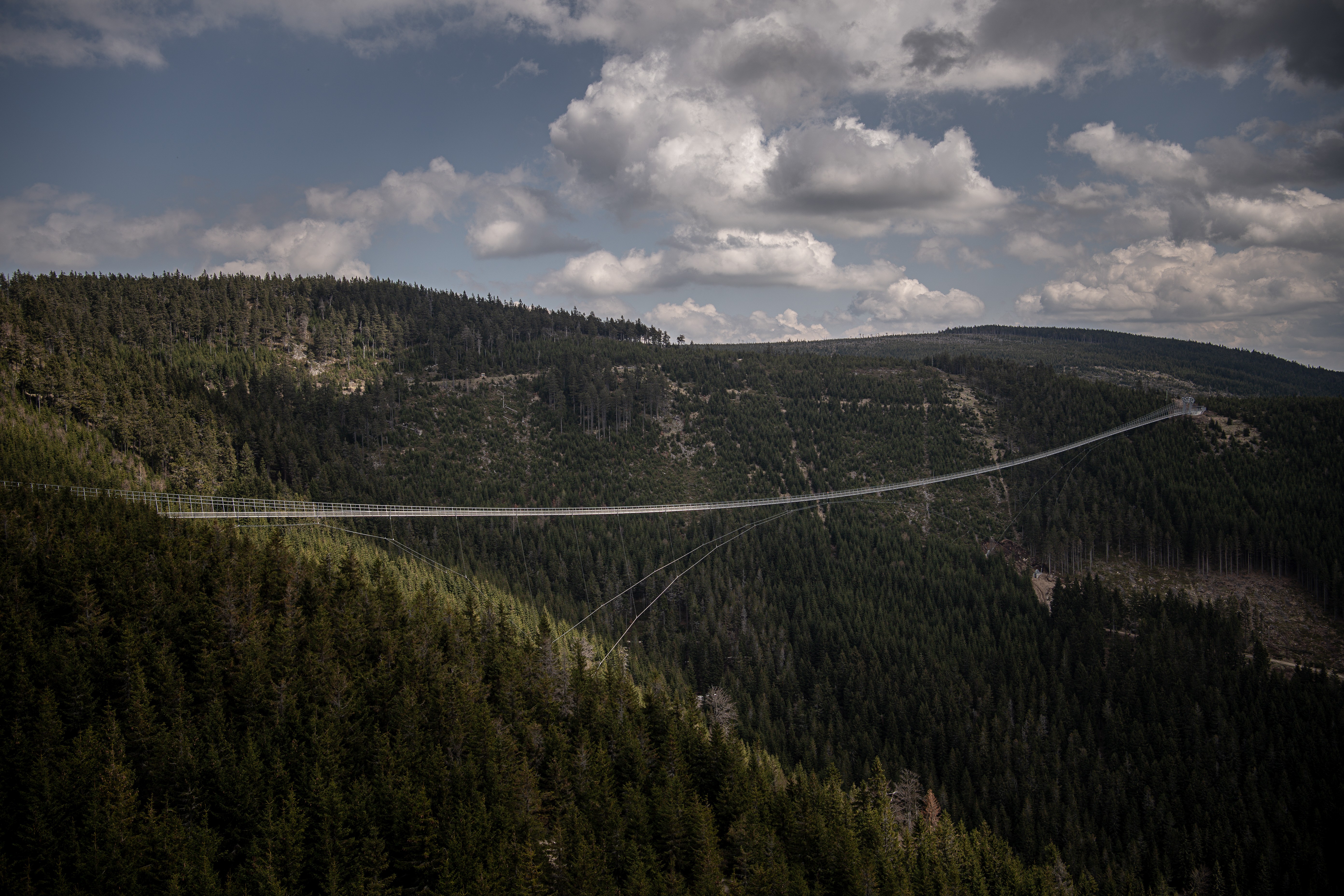 DOLNI MORAVA, CZECH REPUBLIC - MAY 9: The longest suspension pedestrian bridge in the world Sky Bridge 721 is seen in Dolni Morava, Czech Republic on May 9, 2022. Sky Bridge 721, the longest pedestrian bridge in the world with a length of 721 meters and a (Foto: Anadolu Agency via Getty Images)