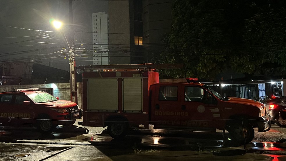 Bombeiros foram acionados para o caso de uma mulher que morreu ao cair em poço de elevador de prédio no Recife— Foto: Monica Silveira/TV Globo 