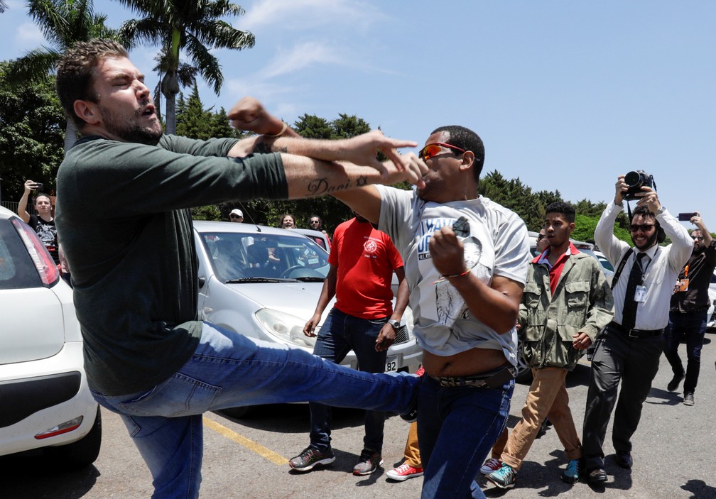 Manifestantes brigam em frente a embaixada da Venezuela, em Brasília após grupo pró-Guaidó ocupar prédio; defensores de Maduro denunciam invasão — Foto: REUTERS/Sergio Moraes