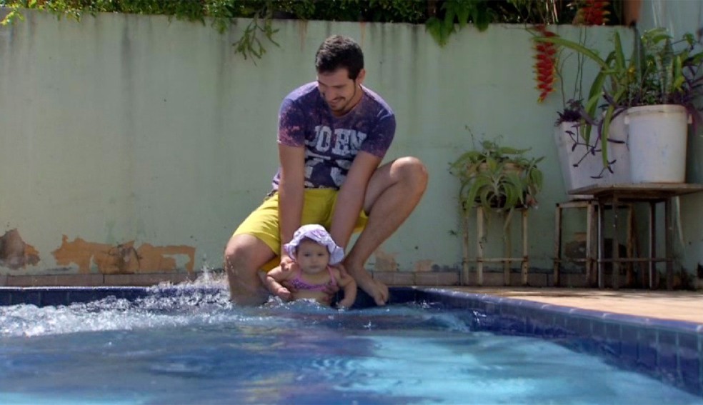 Crianças não podem ficar sozinhas em piscinas. — Foto: Reprodução/TVMorena