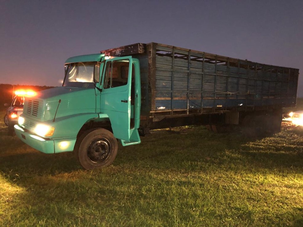 Motorista do caminhão não foi encontrado pelos policiais na BR-153 em Marília  — Foto: Polícia Rodoviária Federal / Divulgação 