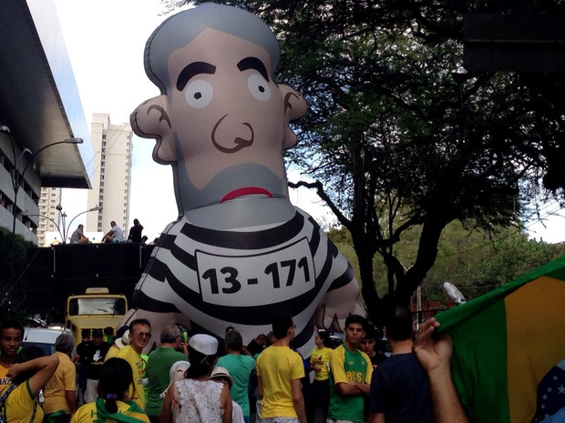 Boneco Pixuleco, que representa o ex-presidente Lula, foi usado no protesto em Natal (Foto: Emmily Virgilio/Inter TV Cabugi)