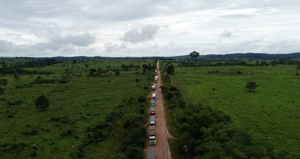 Fila de caminhões se forma ao longo da BR-174 — Foto: TVCA/Reprodução