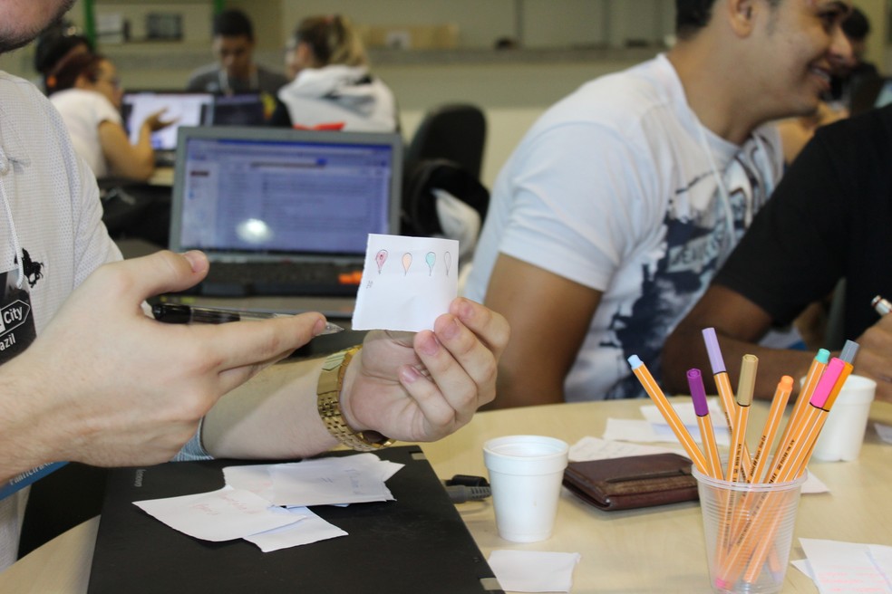 Jovens buscam soluções tecnológicas para problemas do cotidiano (Foto: Pedro Bentes/ G1)