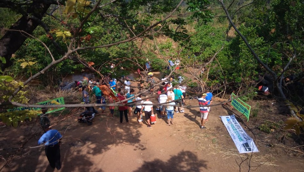 Voluntários fazem ato e pedem mais proteção a córregos que abastecem moradores de Palmas — Foto: Mazim Aguiar/TV Anhanguera